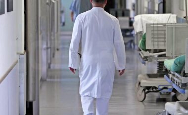 Mjekëve u vonohet paga, Shoqata e Infermierëve: Nuk na kanë dhënë arsye, personeli ka frikë të flasë