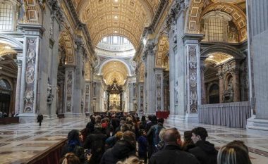 Vatikani: Rreth 200,000 njerëz i bënë homazhe Papa Benediktit XVI