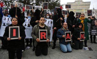 Protestuan kundër regjimit në Iran, të paktën 500 persona mbetën të vrarë