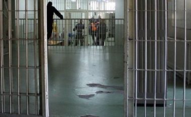 EMRI/ U kap duke futur drogë në burgun e Drenovës, arrestohet polici