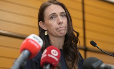 Drejtoi Zelandën e Re në kohë të vështirë, Jacinda Ardern njofton e përlotur se do të japë dorëheqje nga posti i kryeministres