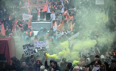 “Paralizohet” Franca, grevë mbarëkombëtare kundër rritjes së moshës së pensionit