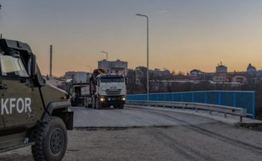 NATO-ja bën njoftimin e rëndësishëm: KFOR hoqi komplet barrikadat në veri