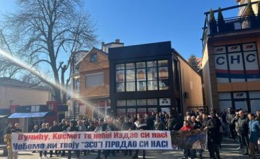 Serbët protestojnë kundër Vuçiçit dhe Listës Serbe: S’e duam Asociacionin tuaj