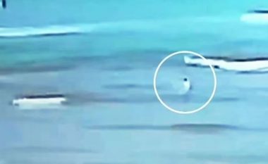 VIDEO/ 8-vjeçari goditet nga rrufeja teksa lahej ne plazh
