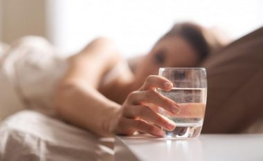 Pse të pish ujë para gjumit është e dëmshme