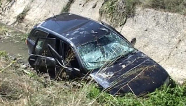 Aksident në Korçë, makina bie në kanal, plagosen një grua dhe dy fëmijë