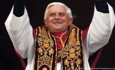 Arkivoli i Papa Benediktit XVI vendoset në Bazilikën Shën Pjetrit, tre ditë kohë të bëjnë nderimet e tyre