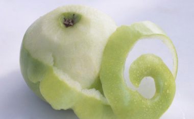 Mos e lidhni lëkurën e mollës, këto janë 8 përfitimet që merrni nga ngrënia e saj