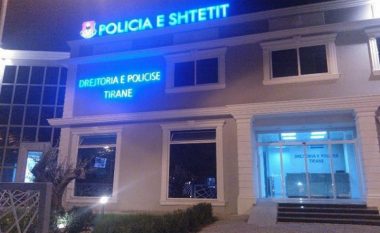 Sherr mes policëve në Tiranë, kërcënojnë njëri-tjetrin me armën e shërbimit (EMRAT)