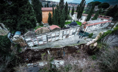 Shemben varrezat për shkak të motit të keq në Itali, qindra arkivolë dalin në sipërfaqe