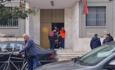 Vodhën xhiron ditore të dyqanit në Durrës, Gjykata lë në burg dy të arrestuarit