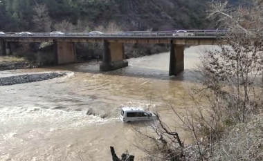 VIDEO/ Aksident i rëndë në Librazhd, 35-vjeçari humb kontrollin e makinës te “Ura e Murrashit” dhe përfundon në lumin Shkumbin