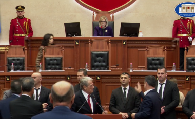 VIDEO/ Demokratët dhe Berisha bllokojnë Foltoren e Kuvendit, Garda i rrethon