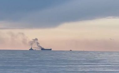 Albeu: Anija u përfshi nga flakët në Portin e Durrësit, reagon Ministria e Mbrojtjes: Evakuuam në kohë ekuipazhin