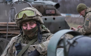 Ekuipazhet ukrainase të tankeve mbërrijnë në Britani për stërvitje