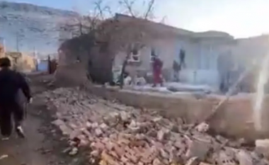 Panik në Iran, tërmet i fuqishëm afër kufirit me Turqinë, mbi 70 të lënduar (video)