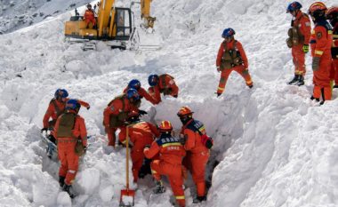 Ngjarje e rëndë në Kinë, rrëzohet orteku i borës, vdesin 28 persona