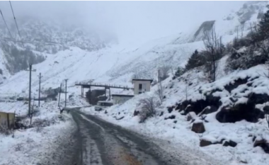 Moti i keq, rruga Peshkopi-Lurë e bllokuar prej 4 ditësh, disa zona pa energji elektrike në Dibër