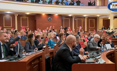 Albeu: Seancë e pazakontë në Kuvendin e Shqipërisë, mazhoranca miraton projektligjet, opozita bllokon foltoren