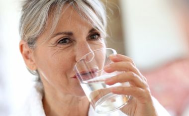 Konsumimi i shpeshtë i ujit parandalon plakjen