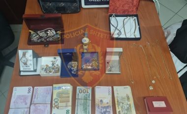Albeu: Arrestimi i nënë e bir në Tiranë për vjedhjen e 120 mijë eurove, policia vijon hetimet: Gjenden rreth gjysmë milioni euro dhe florinj në banesën e tyre