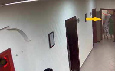 Skandali te Tatimet, zyrtari dhunon kolegen pasi e refuzoi, gruaja pushohet nga puna (VIDEO)