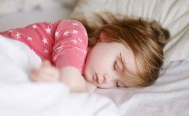 Sa orë duhet të flenë fëmijët në bazë të moshës së tyre