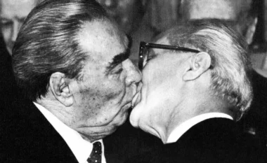 Puthja mes dy liderëve që shkundi botën