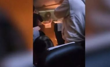 Momente paniku në avion, merr flakë karikuesi i telefonit, plagosen dy pasagjerë (VIDEO)