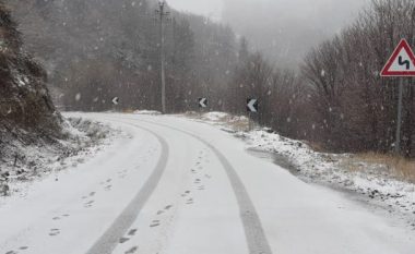 Aksident në rrugën Korçë-Voskopojë, përplasen dy makina