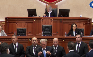 Bllokoi foltoren, Berisha përjashtohet nga Kuvendi