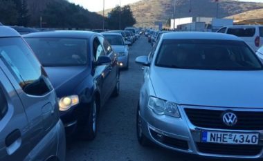 5 orë pritje, radhë kilometrike makinash në Kapshticë, emigrantët largohen nga Atdheu
