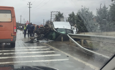 Aksident në Korçë, shoferi humb kontrollin, përplaset me trafikndarësen