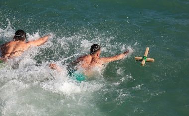 Dita e “Ujit të Bekuar” në rrethe, besimtarët kapin kryqin, 16-vjeçari “triumfon” në Durrës