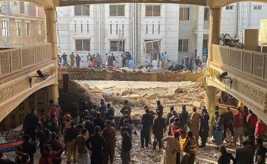 Sulmi kamikaz në xhaminë pakistaneze, shkon në 87 numri i viktimave