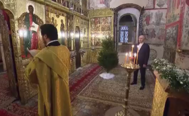 FOTOLAJM/ Kisha bosh, Putini feston në vetmi Krishtlindjet