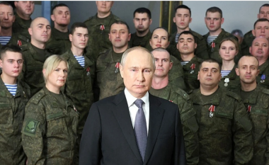 Ushtarë falsë në mesazhin e Vitit të Ri? Kush është rusja bjonde që u shfaq krah Putinit