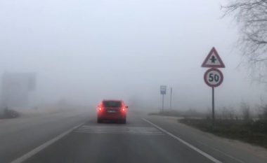 Korça mbulohet nga mjegulla e dendur, fluks makinash drejt qytetit turistik