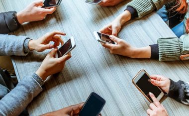 Një “test i shkurtër” për të kuptuar: A je i varur nga telefoni dhe rrjetet sociale?