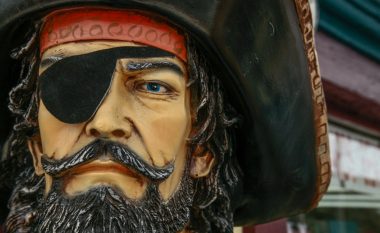 Arsyeja pse piratët mbulonin njërin sy
