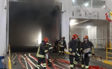 Zjarr në një traget plot me pasagjerë në Itali, evakuohen udhëtarët