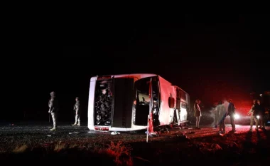 Tragjedi në Turqi/ Përmbyset autobusi, humbin jetën 5 pasagjerë, mes tyre një i mitur