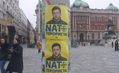 “Zelensky, terrorist i NATO-s”, postera të çuditshëm shfaqen në qendër të Beogradit (FOTO LAJM)