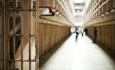 U kap brenda “shtëpisë së barit”, dënohet me burg 19-vjeçari shqiptar në Angli (EMRI)