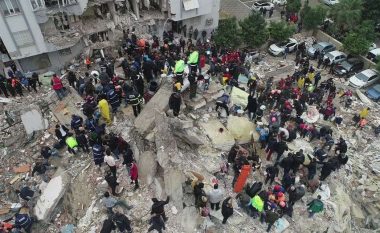 Trupa të pajetë në tokë dhe godina të rrënuara, pamjet drithëruese nga tërmeti në Turqi (VIDEO)