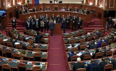 Bllokuan foltoren dhe i ranë bilbilit në seancë, përjashtohen nga Parlamenti 6 deputetë demokratë