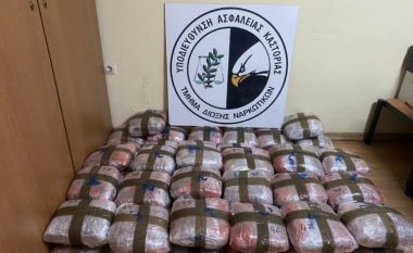 Sekuestrohen 53 kg marijuanë në Kostur, arrestohet 23-vjeçari shqiptar