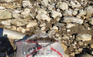 Deti nxjerr 134 kg drogë në brigjet greke, pakot të shkruara sipër me sprajt
