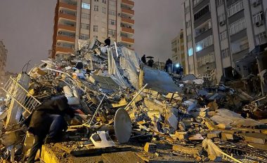 Tërmet i frikshëm në Turqi, lagje të tëra të shkatërruara, mijëra nën rrënoja